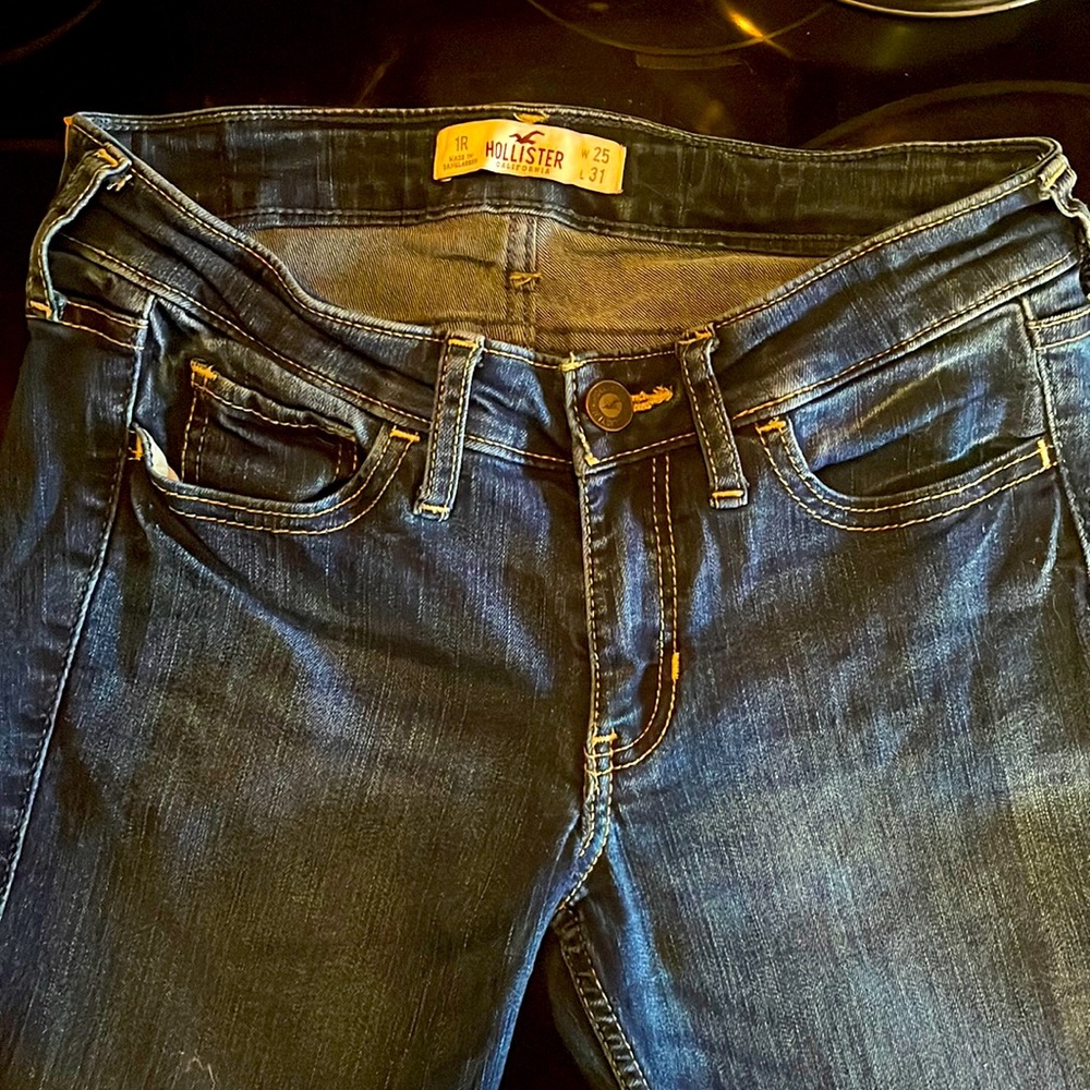 3 pairs. 2 pairs of Hollister, one sized 24, one sized 25. 1 pair H&M size 24.